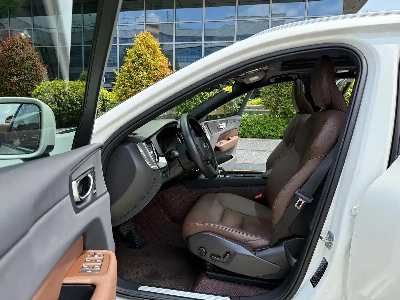 2022 Volvo XC60 B5 AWD Inscription Luxury Edition — миниатюра 4