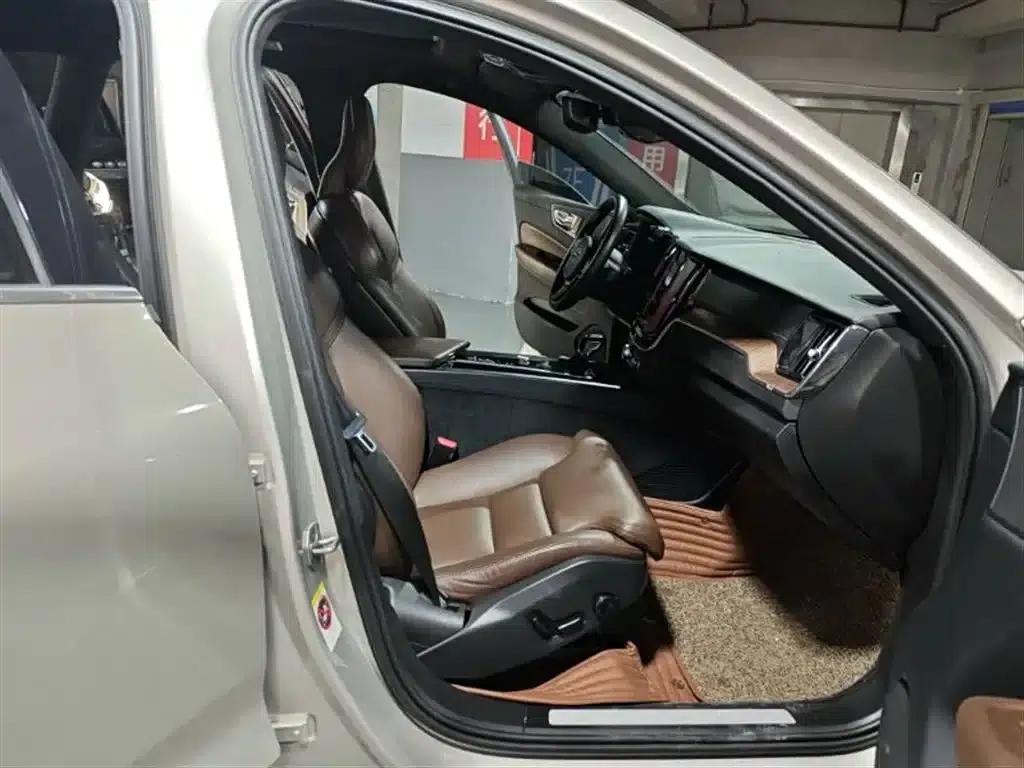 2021 Volvo XC60 T5 AWD Inscription Luxury Edition — миниатюра 12