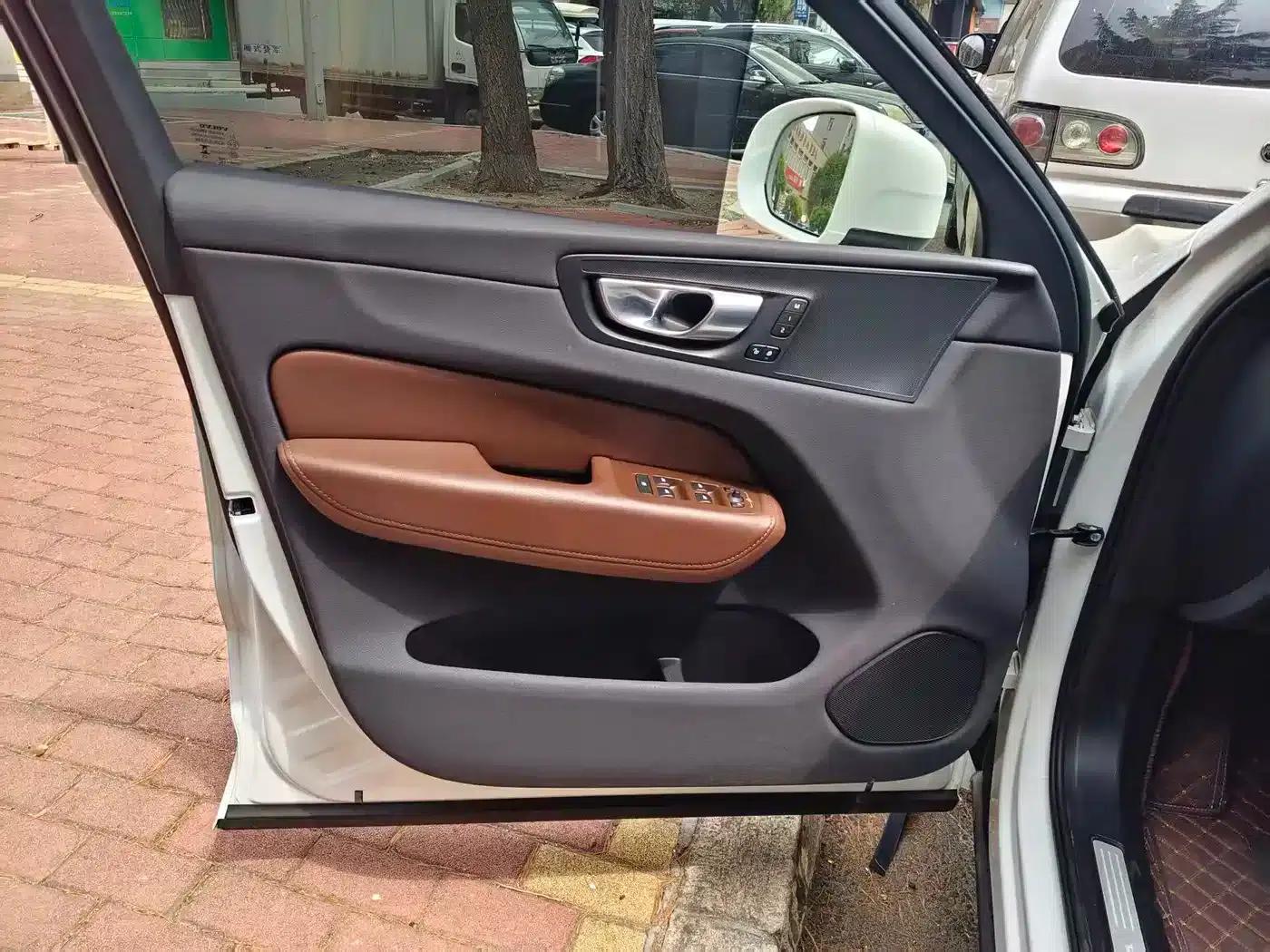 2023 Volvo XC60 B5 AWD Inscription Luxury Edition — миниатюра 7