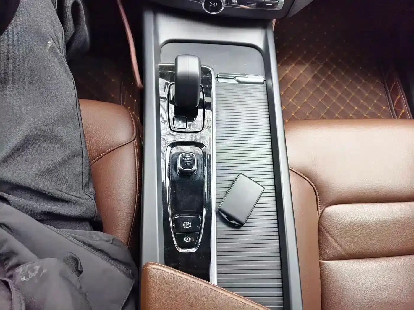 2023 Volvo XC60 B5 AWD Inscription Luxury Edition — миниатюра 8