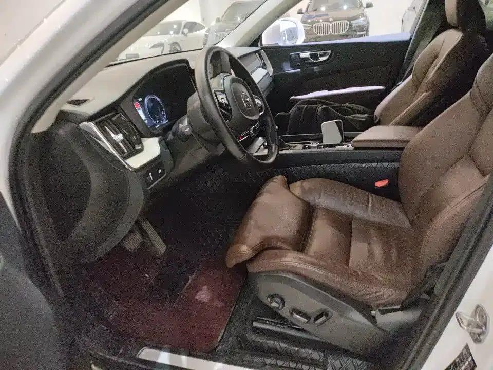 2021 Volvo XC60 T5 AWD Inscription Luxury Edition — миниатюра 3