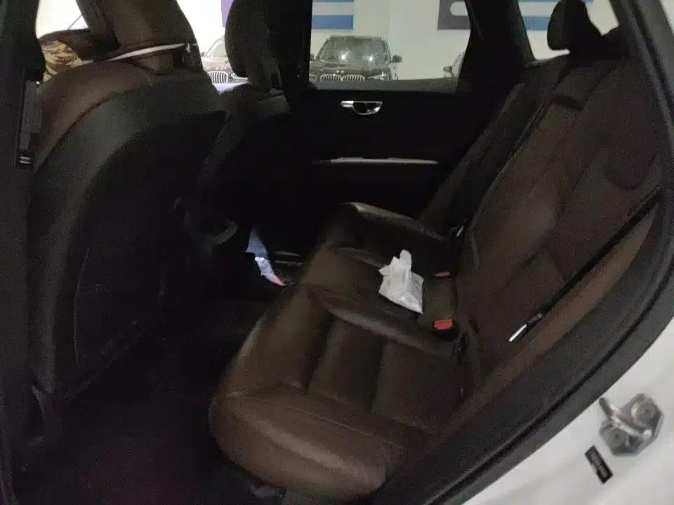 2021 Volvo XC60 T5 AWD Inscription Luxury Edition — миниатюра 4