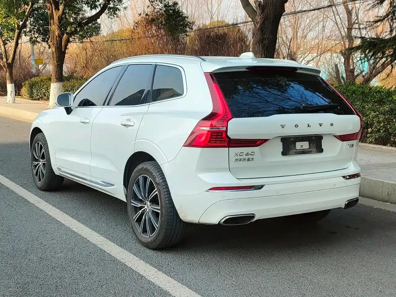 2021 Volvo XC60 T5 AWD Inscription Sport Edition — миниатюра 4