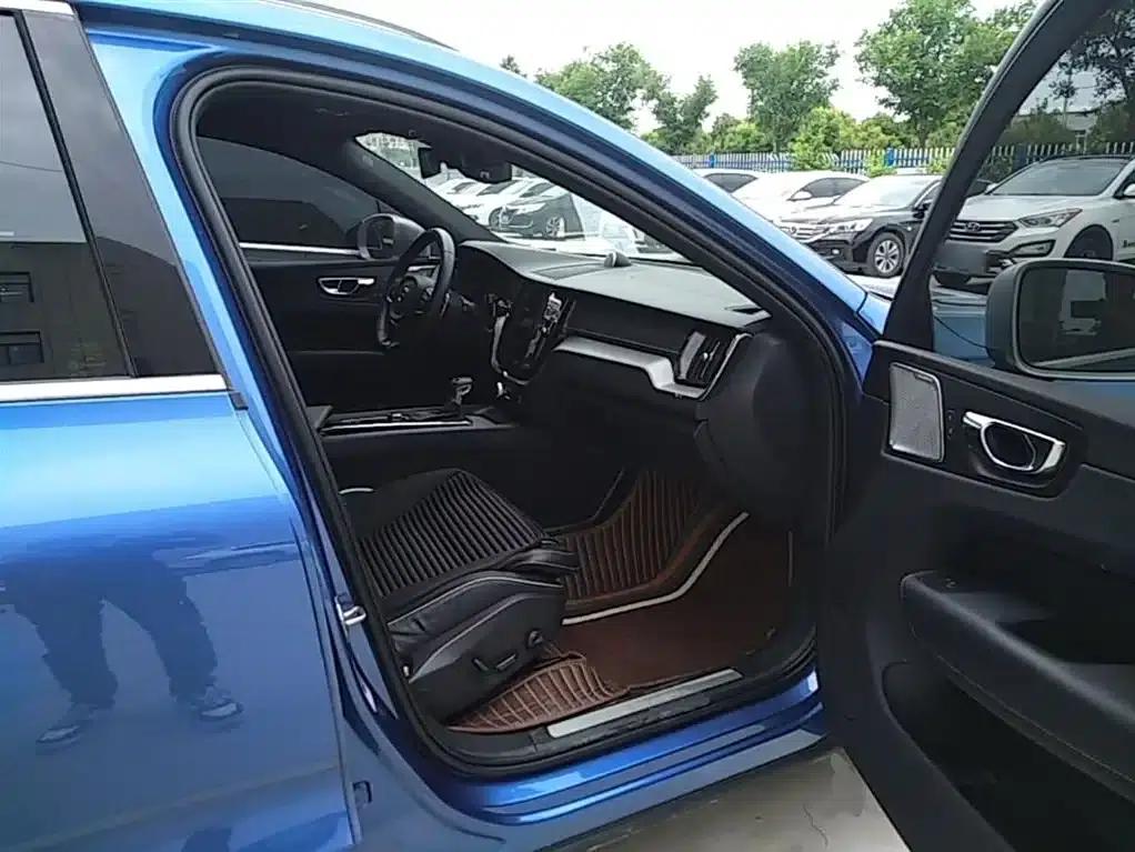 2018 Volvo XC60 T5 AWD Inscription Sport — миниатюра 25