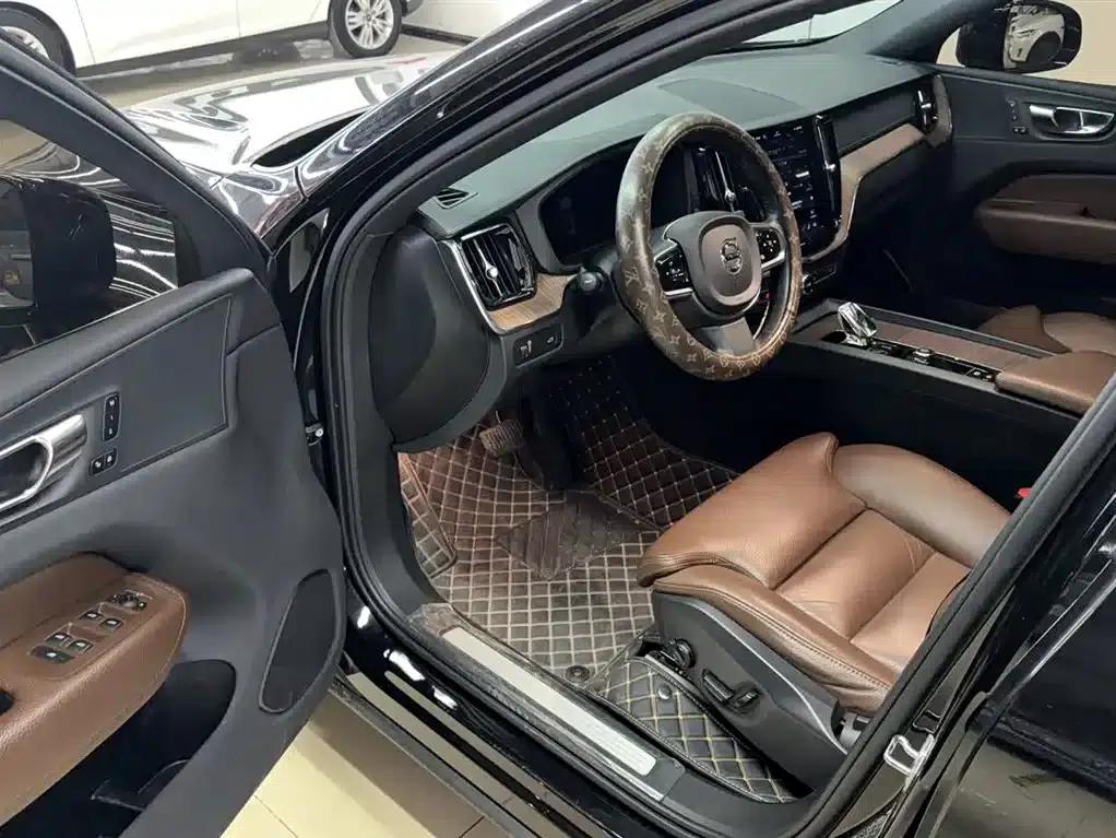 2022 Volvo XC60 B5 AWD Inscription Luxury Edition — миниатюра 13