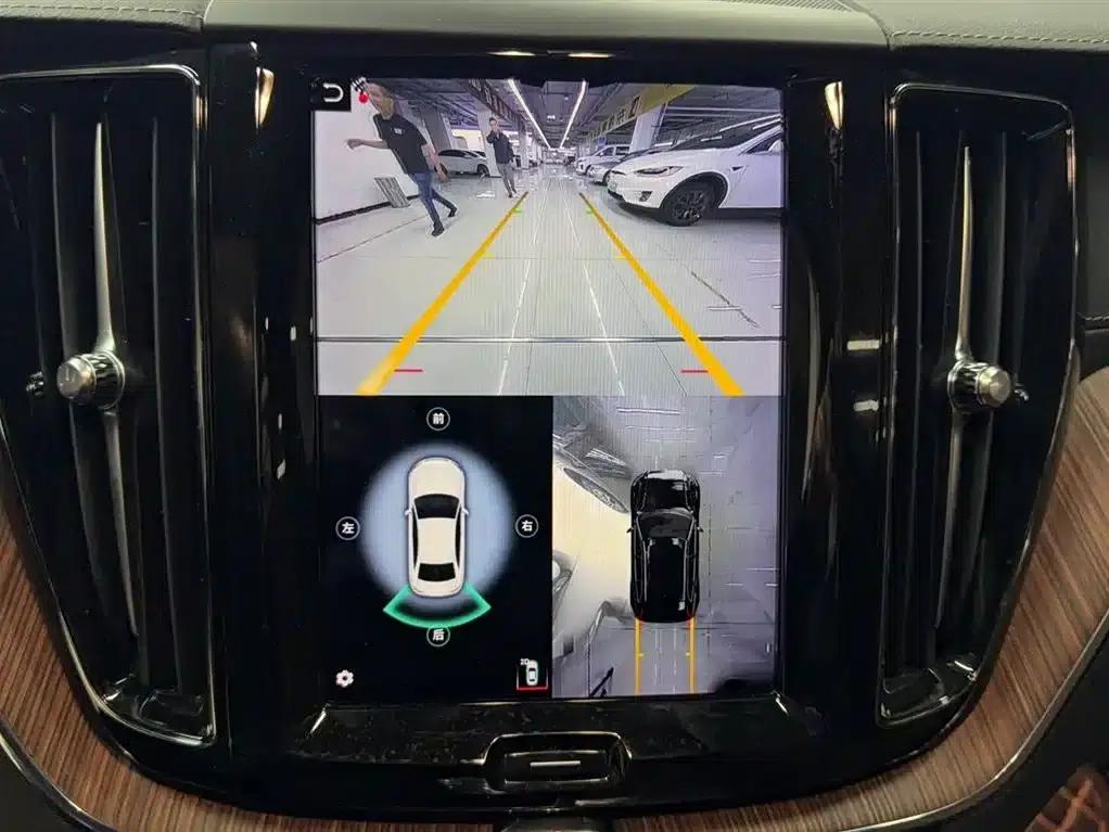 2022 Volvo XC60 B5 AWD Inscription Luxury Edition — миниатюра 4