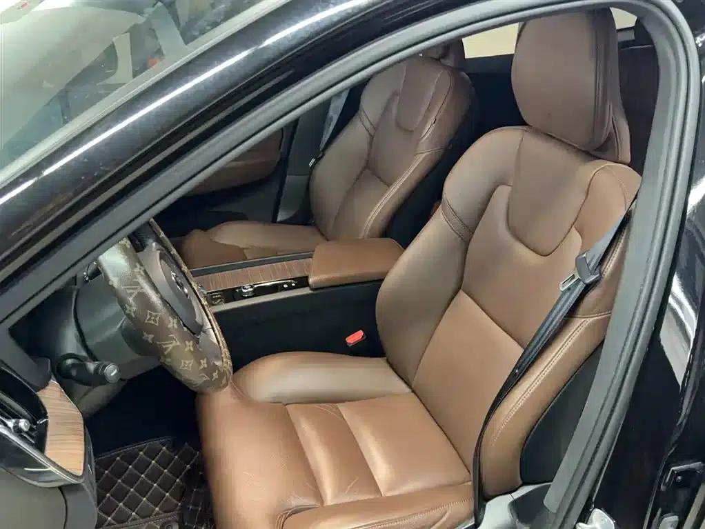 2022 Volvo XC60 B5 AWD Inscription Luxury Edition — миниатюра 9