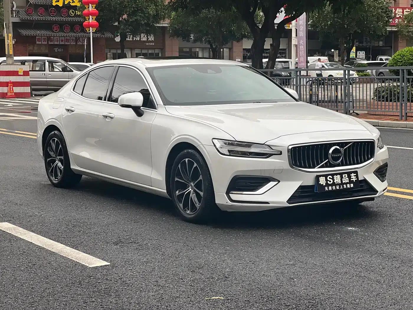 2022 Volvo S60 B4 Smart Luxury Edition — миниатюра 3