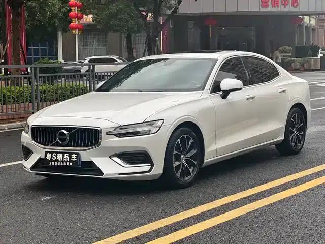 2022 Volvo S60 B4 Smart Luxury Edition