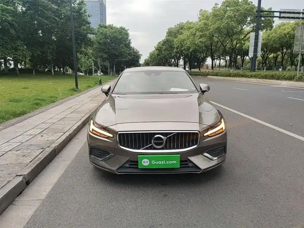 2022 Volvo S60 B4 Smart Luxury Edition — миниатюра 3