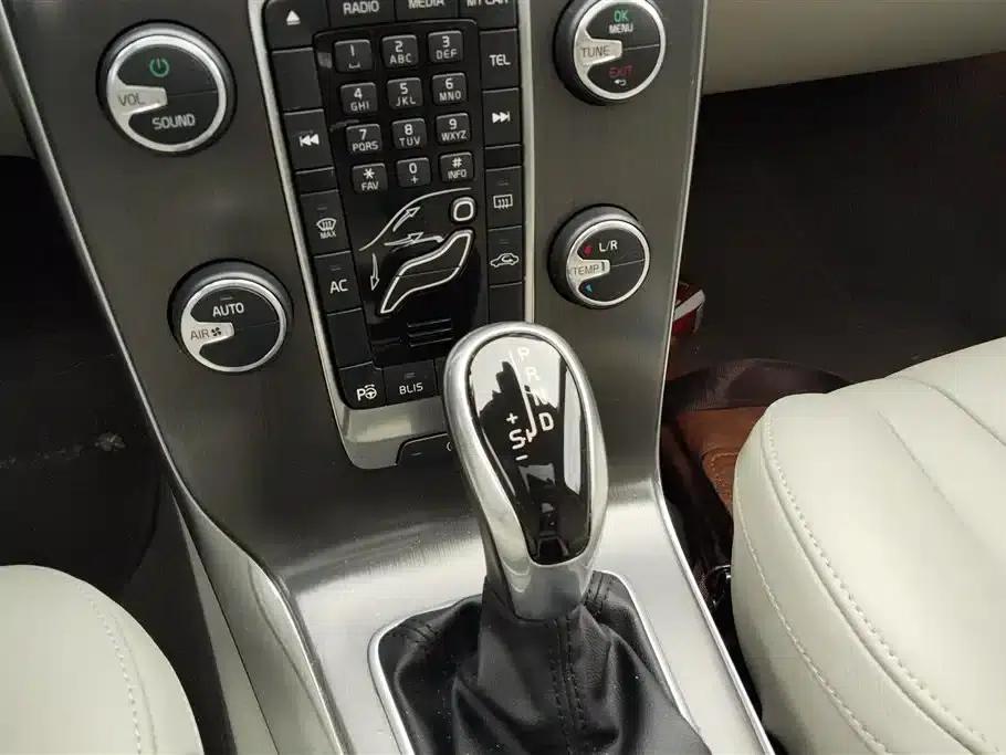 2014 Volvo V40 2.0T Smart Edition — миниатюра 16