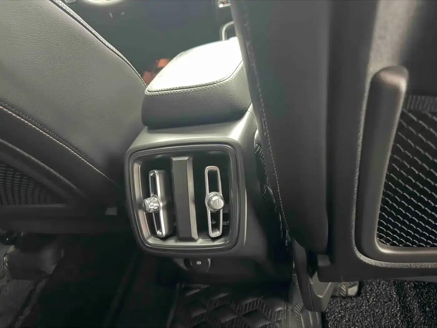 2022 Volvo XC40 T4 AWD Inscription Luxury Edition — миниатюра 9