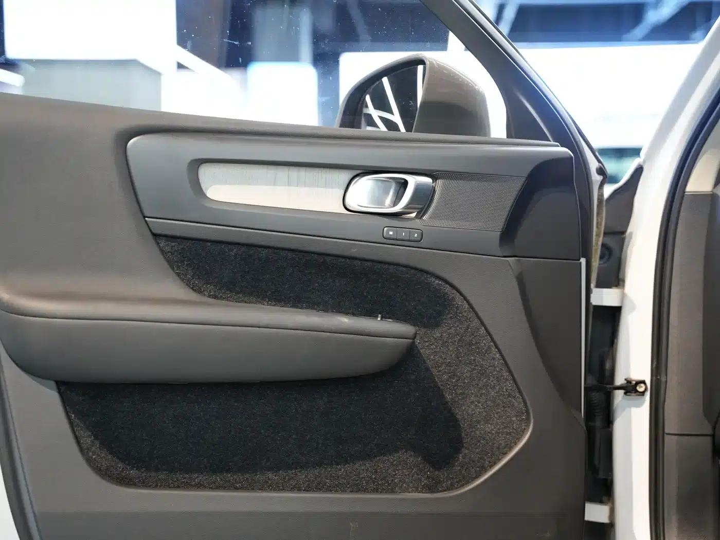 2021 Volvo XC40 T4 AWD Inscription Luxury Edition — миниатюра 14