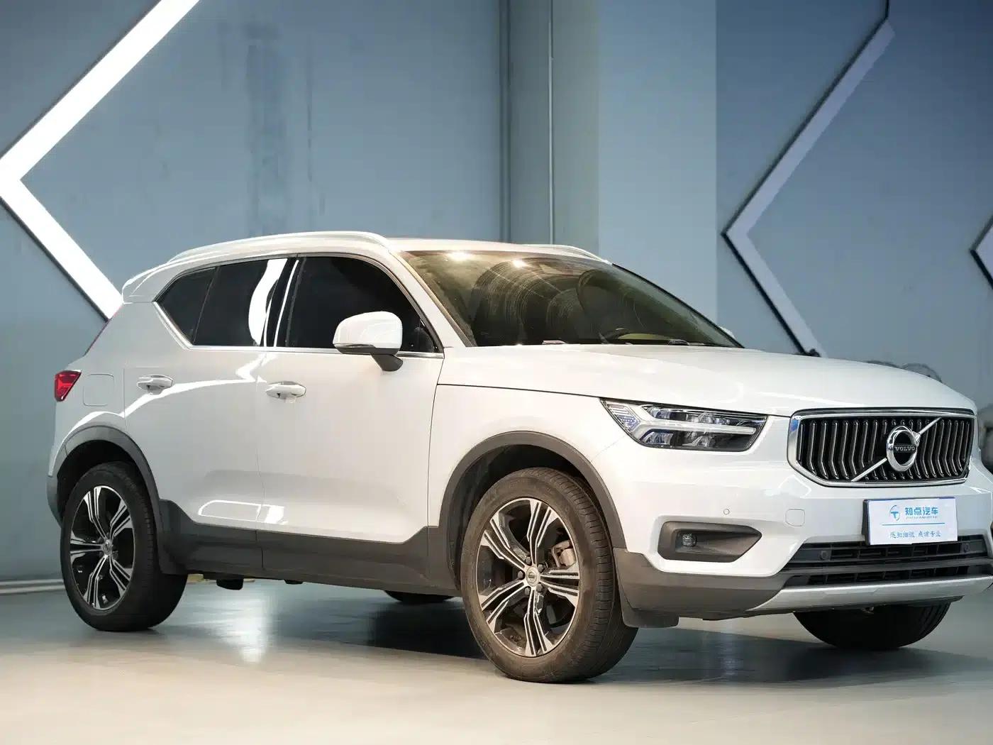 2021 Volvo XC40 T4 AWD Inscription Luxury Edition — миниатюра 3