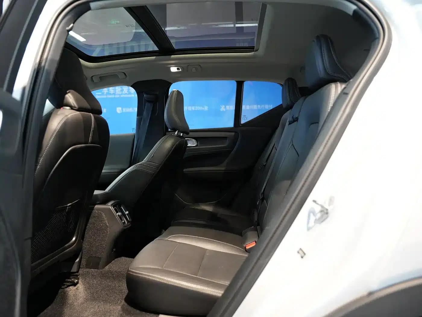 2021 Volvo XC40 T4 AWD Inscription Luxury Edition — миниатюра 4