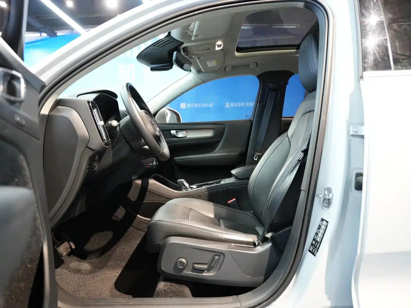 2021 Volvo XC40 T4 AWD Inscription Luxury Edition — миниатюра 5