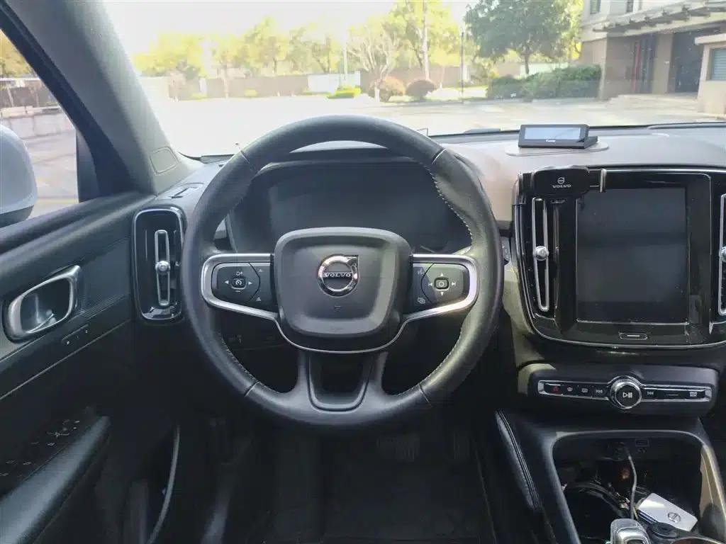 2021 Volvo XC40 T4 AWD Inscription Luxury Edition — миниатюра 3