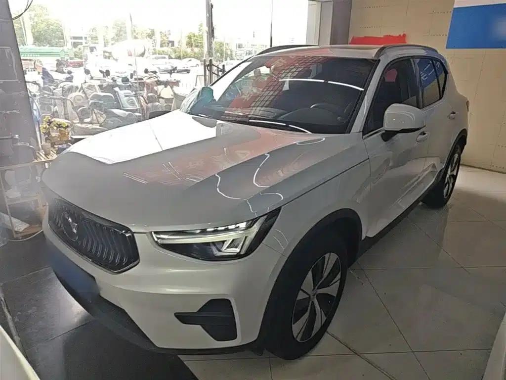2024 Volvo XC40 B3 Inscription Luxury Edition — миниатюра 1