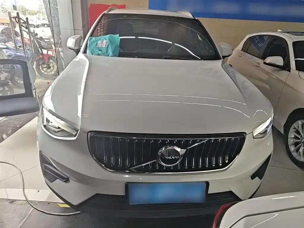 2024 Volvo XC40 B3 Inscription Luxury Edition — миниатюра 3
