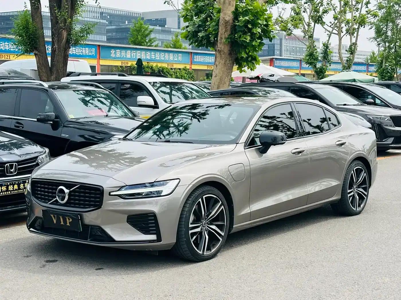 2021 Volvo XC60 Plug-in Hybrid T8 E-Drive Hybrid Smart Sport Edition — миниатюра 1