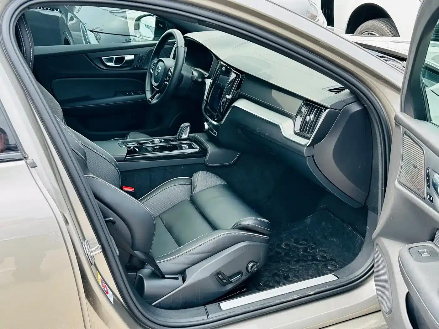2021 Volvo XC60 Plug-in Hybrid T8 E-Drive Hybrid Smart Sport Edition — миниатюра 22
