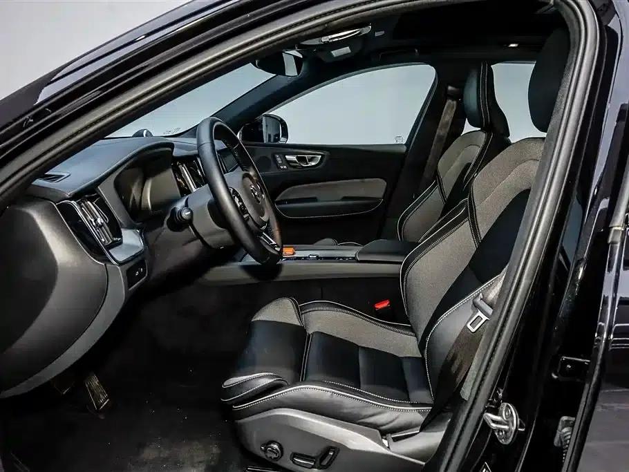 2024 Volvo XC60 Plug-in Hybrid T8 Plug-in Hybrid Long Range AWD Smart Night Edition — миниатюра 2