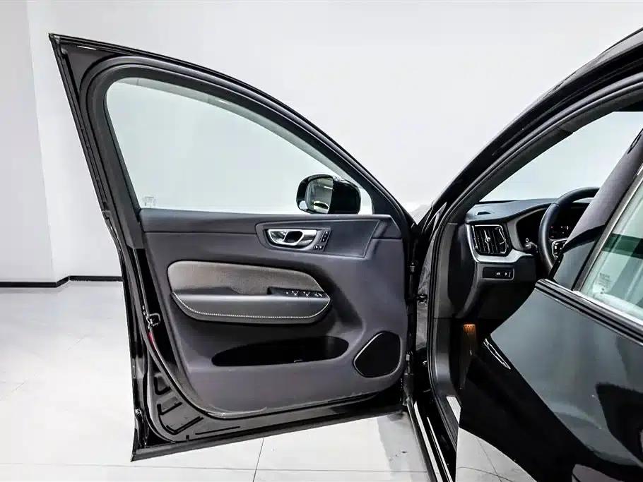 2024 Volvo XC60 Plug-in Hybrid T8 Plug-in Hybrid Long Range AWD Smart Night Edition — миниатюра 19