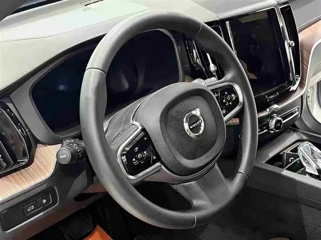 2025 Volvo XC60 Plug-in Hybrid, Long Range AWD Inscription Luxury Edition — миниатюра 15