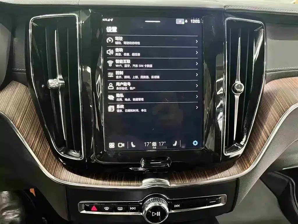 2025 Volvo XC60 Plug-in Hybrid, Long Range AWD Inscription Luxury Edition — миниатюра 22