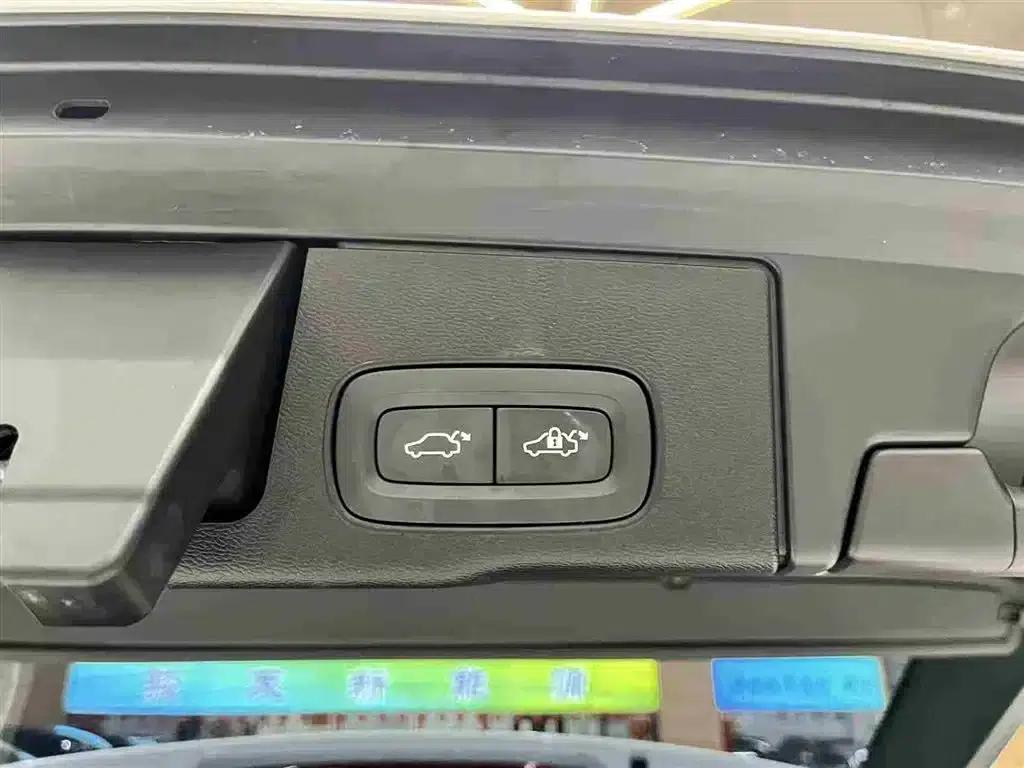 2025 Volvo XC60 Plug-in Hybrid, Long Range AWD Inscription Luxury Edition — миниатюра 8