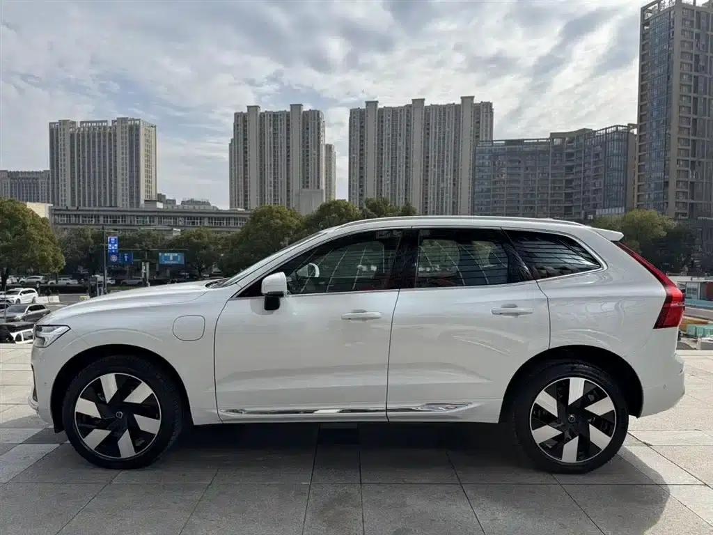 2025 Volvo XC60 Plug-in Hybrid, Long Range AWD Inscription Luxury Edition — миниатюра 3