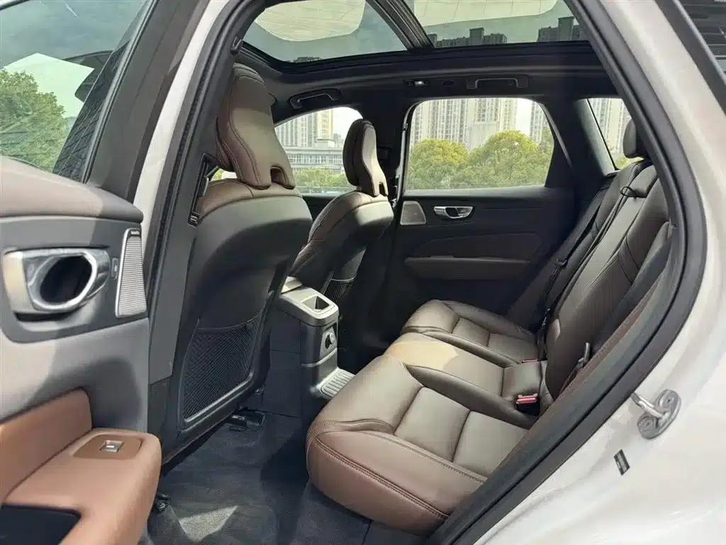 2025 Volvo XC60 Plug-in Hybrid, Long Range AWD Inscription Luxury Edition — миниатюра 6