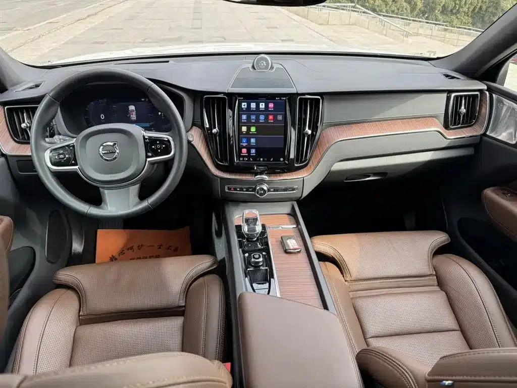 2025 Volvo XC60 Plug-in Hybrid, Long Range AWD Inscription Luxury Edition — миниатюра 7