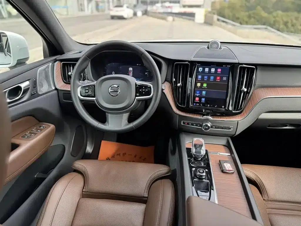 2025 Volvo XC60 Plug-in Hybrid, Long Range AWD Inscription Luxury Edition — миниатюра 8