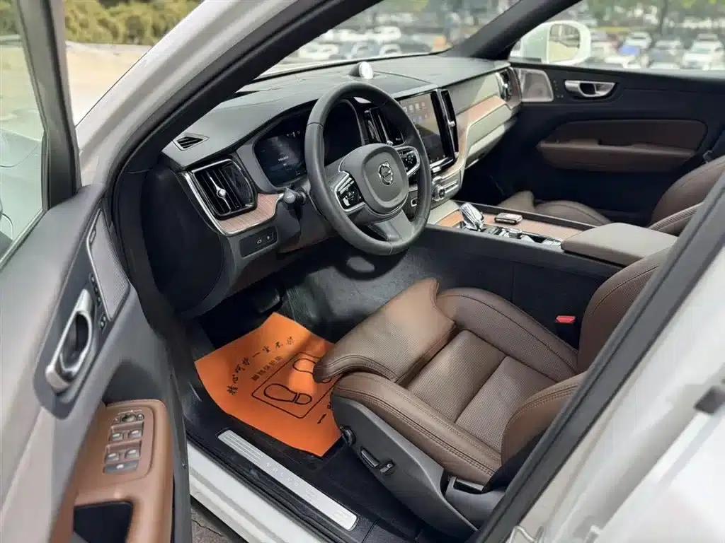2025 Volvo XC60 Plug-in Hybrid, Long Range AWD Inscription Luxury Edition — миниатюра 9
