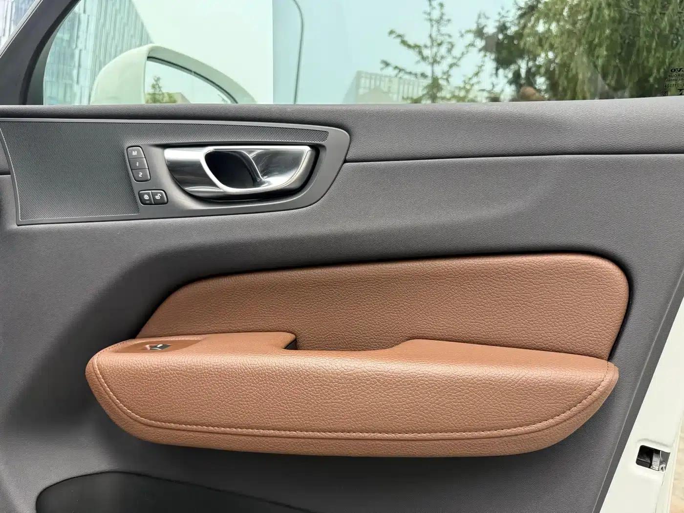2021 Volvo XC60 Plug-in Hybrid T8 E-Drive Hybrid Smart Sport Edition — миниатюра 18