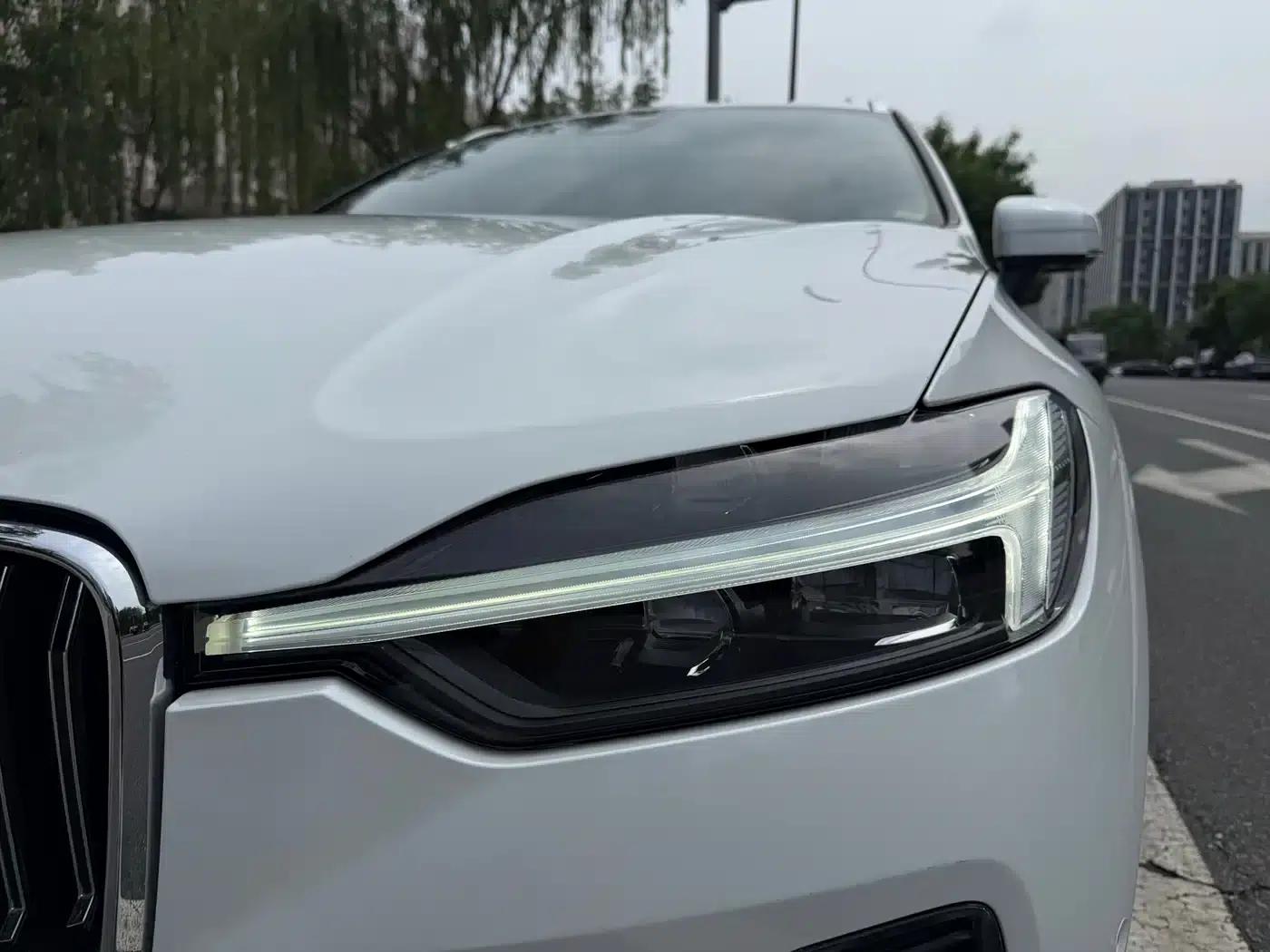 2021 Volvo XC60 Plug-in Hybrid T8 E-Drive Hybrid Smart Sport Edition — миниатюра 4