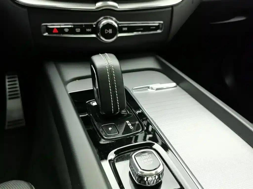 2021 Volvo XC60 Plug-in Hybrid T8 E-Drive Hybrid Smart Sport Edition — миниатюра 13
