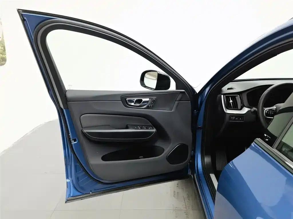 2021 Volvo XC60 Plug-in Hybrid T8 E-Drive Hybrid Smart Sport Edition — миниатюра 8