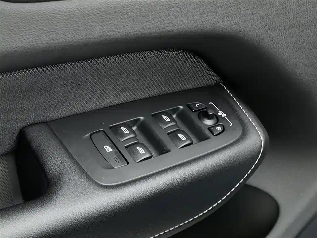 2021 Volvo XC60 Plug-in Hybrid T8 E-Drive Hybrid Smart Sport Edition — миниатюра 9