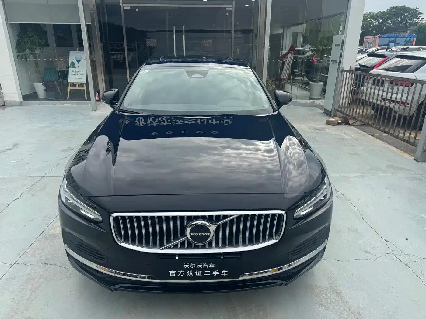 2025 Volvo S90 Plug-in Hybrid, All-Wheel Drive, Long Range, Smart Luxury Edition — миниатюра 3