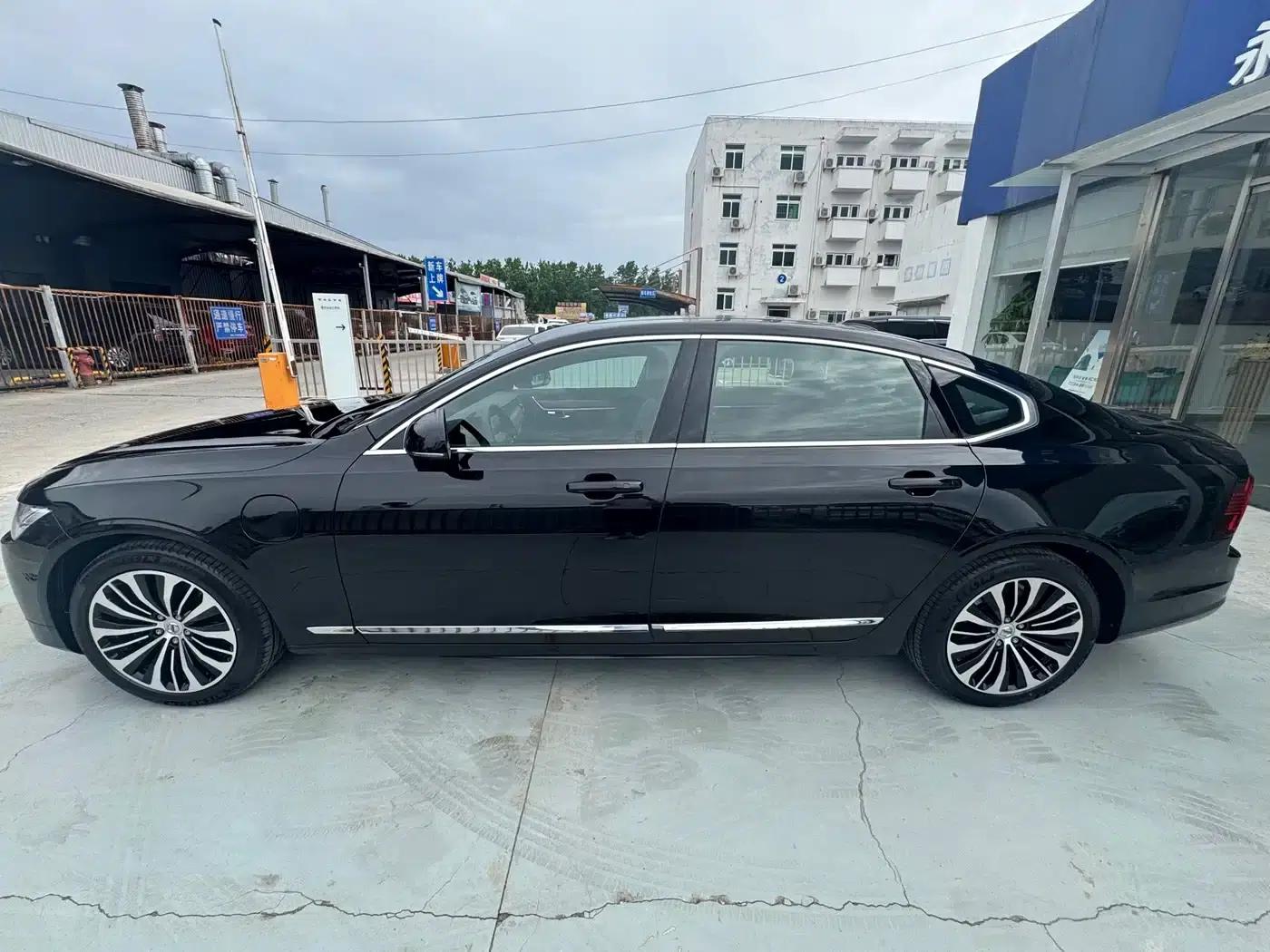 2025 Volvo S90 Plug-in Hybrid, All-Wheel Drive, Long Range, Smart Luxury Edition — миниатюра 4