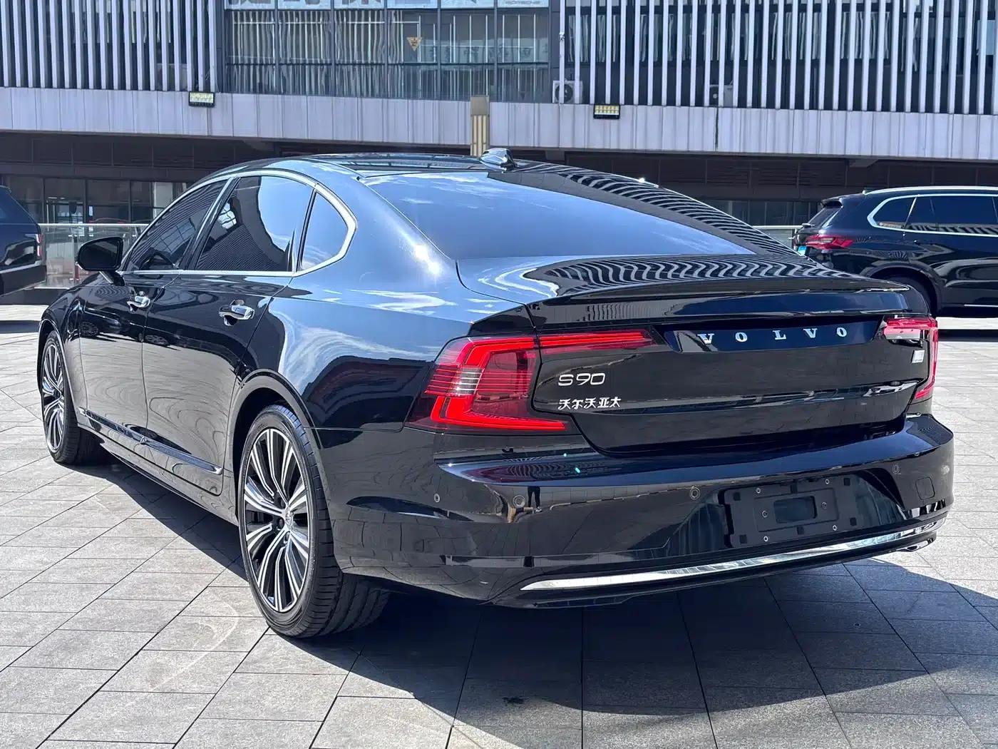 2023 Volvo S90 Plug-in Hybrid T8 Plug-in Hybrid AWD Long Range Inscription Luxury Edition — миниатюра 3