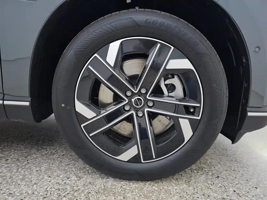 2026 Volvo XC70 Plug-in Hybrid, All-Wheel Drive, Long Range Core — миниатюра 2