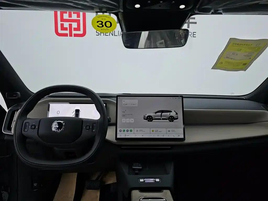 2026 Volvo XC70 Plug-in Hybrid, All-Wheel Drive, Long Range Core — миниатюра 11