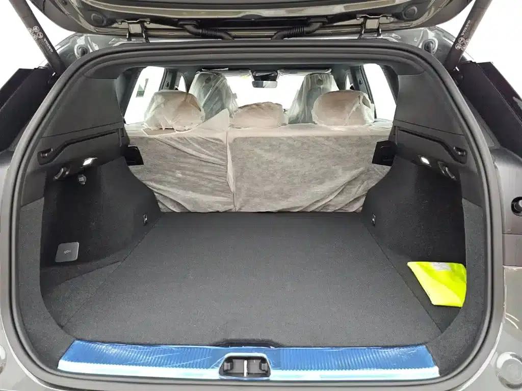 2026 Volvo XC70 Plug-in Hybrid, All-Wheel Drive, Long Range Core — миниатюра 3
