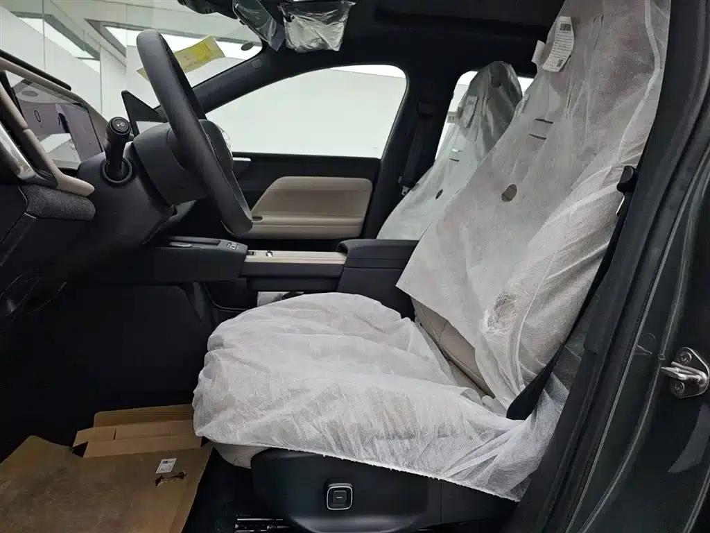 2026 Volvo XC70 Plug-in Hybrid, All-Wheel Drive, Long Range Core — миниатюра 5