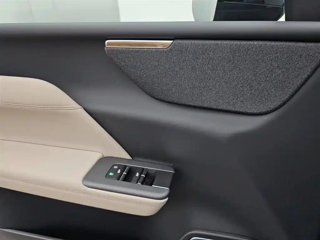 2026 Volvo XC70 Plug-in Hybrid, All-Wheel Drive, Long Range Core — миниатюра 6