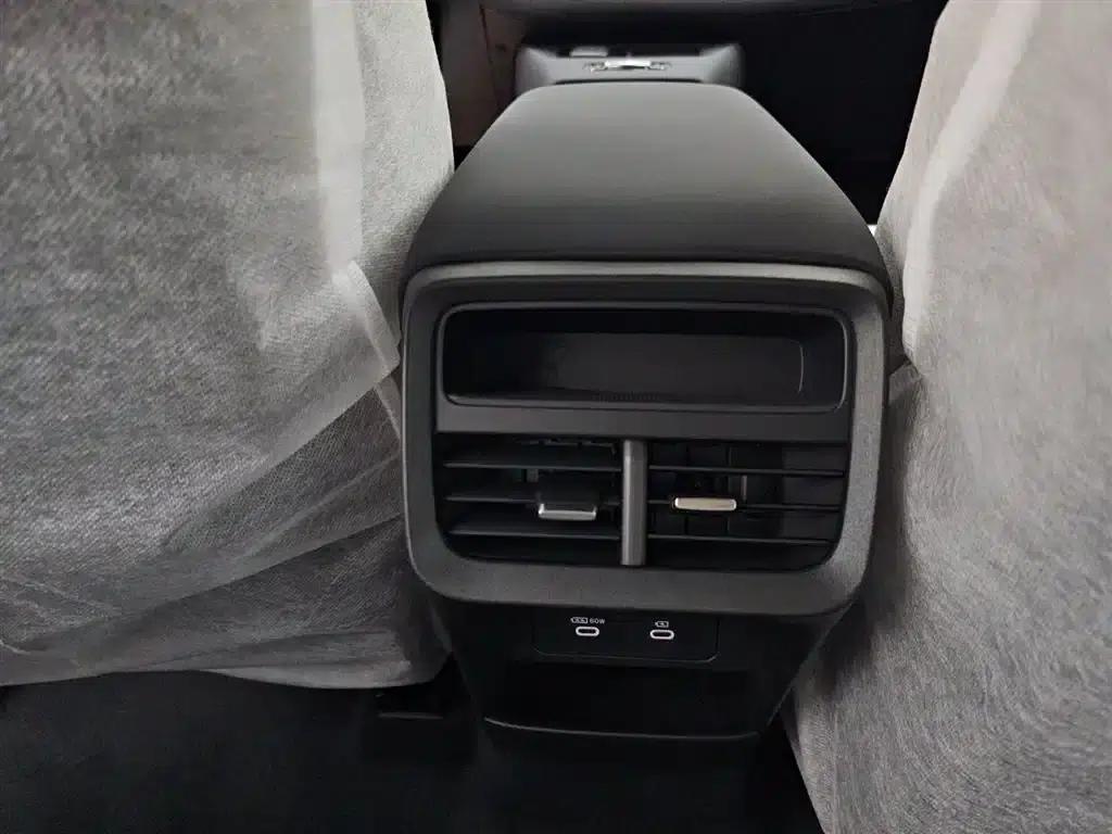 2026 Volvo XC70 Plug-in Hybrid, All-Wheel Drive, Long Range Core — миниатюра 10
