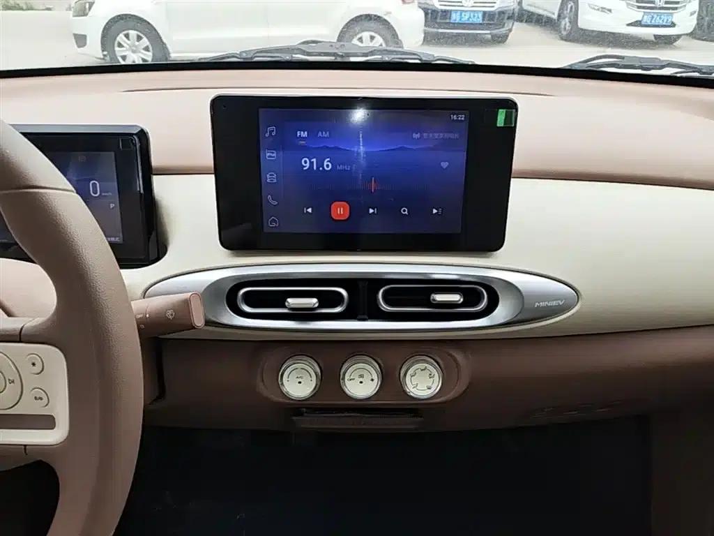 Hongguang MINIEV 2025 Fourth Generation Four-Door Premium Edition — миниатюра 13